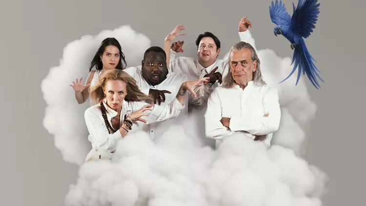 Στην καρδιά της εορταστικής Αθήνας, η αίθουσα «Αλεξάνδρα Τριάντη» του Μεγάρου Μουσικής υποδέχεται φέτος μια παράσταση που φιλοδοξεί να γίνει χριστουγεννιάτικο σημείο αναφοράς. Ο «Αλαντίν και τα Μαγικά Χριστούγεννα» ανεβαίνει από τις 20 Δεκεμβρίου έως τις 6 Ιανουαρίου, μετατρέποντας ένα παγκόσμιο παραμύθι σε σύγχρονο υπερθέαμα γεμάτο φως, μουσική και συγκίνηση.