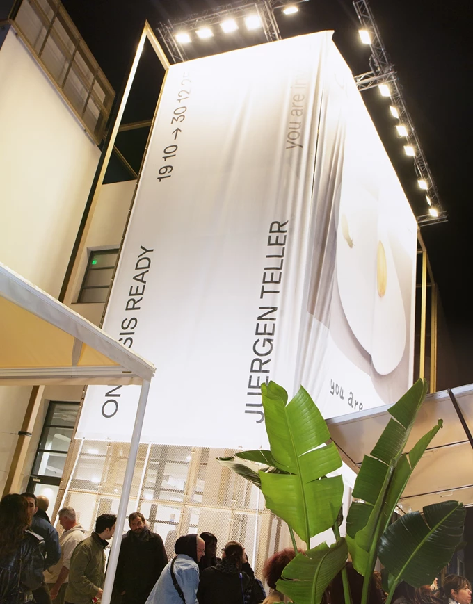 Σε μια χρονιά-ορόσημο, καθώς συμπληρώνει 15 χρόνια παρουσίας, η Στέγη Ιδρύματος Ωνάση επιλέγει να εστιάσει σε έναν θεματικό άξονα βαθιά ανθρώπινο και πανανθρώπινο — την οικογένεια, ως δεσμό, μνήμη, τραύμα αλλά και καταφύγιο.